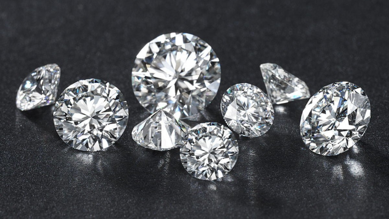 Which diamonds is the best choice for engagement rings? Lab grown or Mined diamonds?