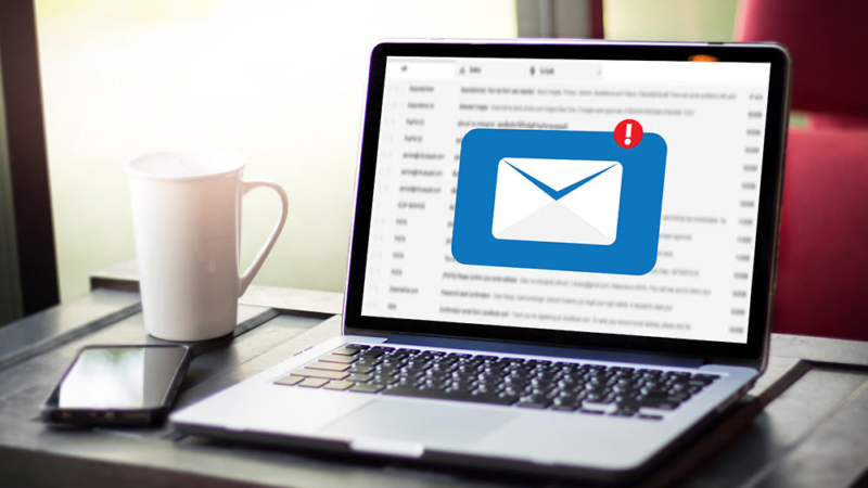 What are the benefits of using mail forwarding services?