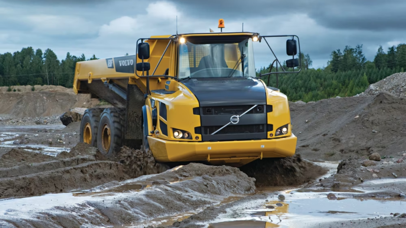 Discussing the Advantages of Using an Articulated Truck